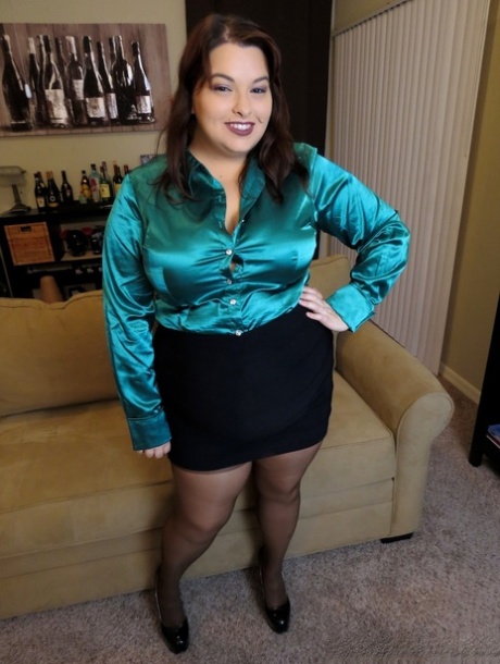 Chubby bombshell Sydney Screams flaunts her big ass in pantyhose & high heels