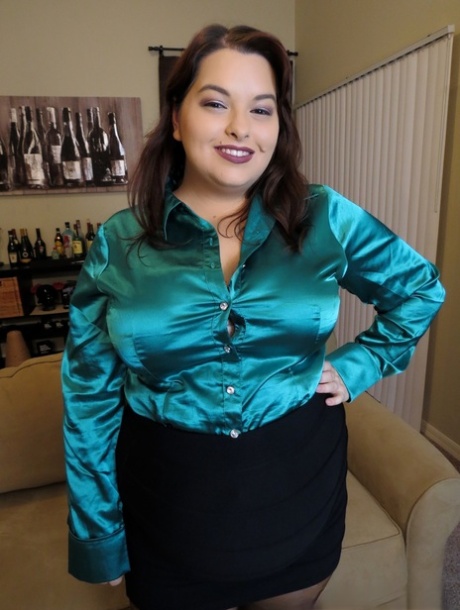 Chubby bombshell Sydney Screams flaunts her big ass in pantyhose & high heels