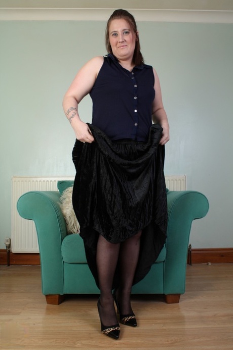 Mature BBW Sylvie toys sweet pussy while masturbating on the couch