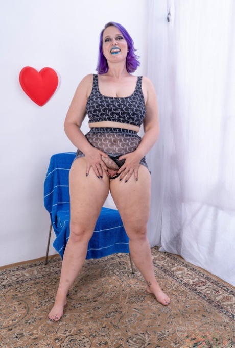 Curvy amateur Nyx Night shows off her big ass & spreads her hairy pussy