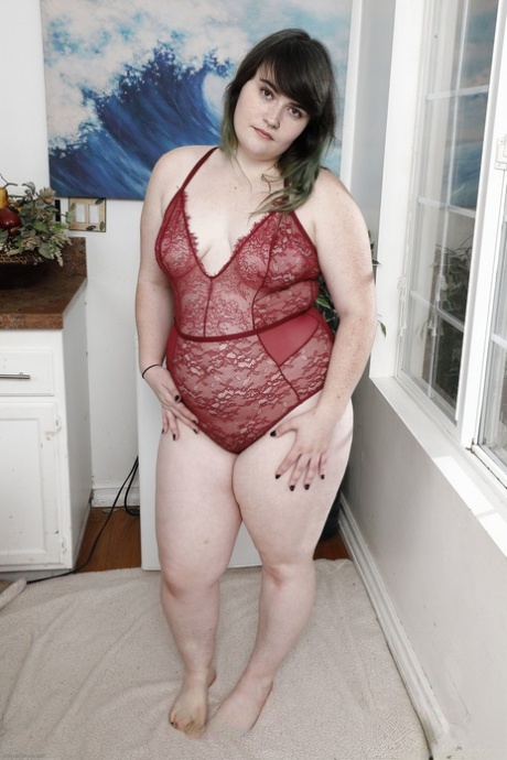 Amateur BBW Cece Lachey loses her lingerie & shows her hairy holes up close