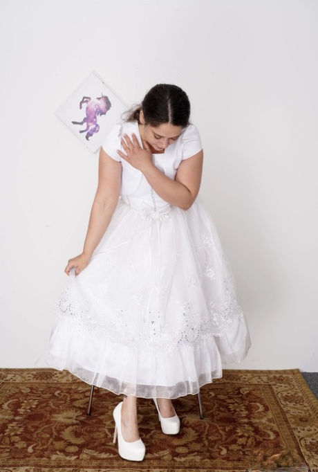 Chubby bride Ziggy Star doffs her wedding dress and spreads her hairy pussy