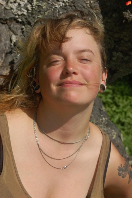 Comely blonde amateur Celia exposing her juicy breasts outdooors