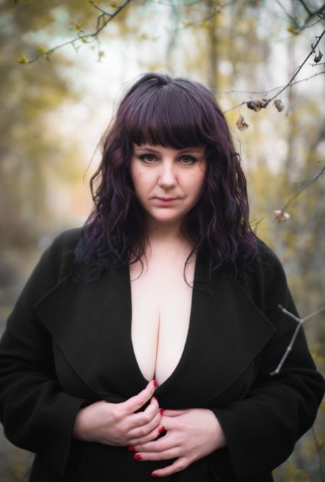 Chubby MILF flashes her juicy tits & her trimmed pussy outdoors