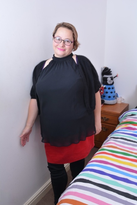 Mature BBW with eyeglasses Netty plays with her big saggy tits & toys herself