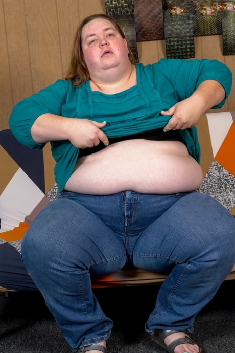 Shemale fatty Skylar Lawson strips naked and unveils her tiny dick