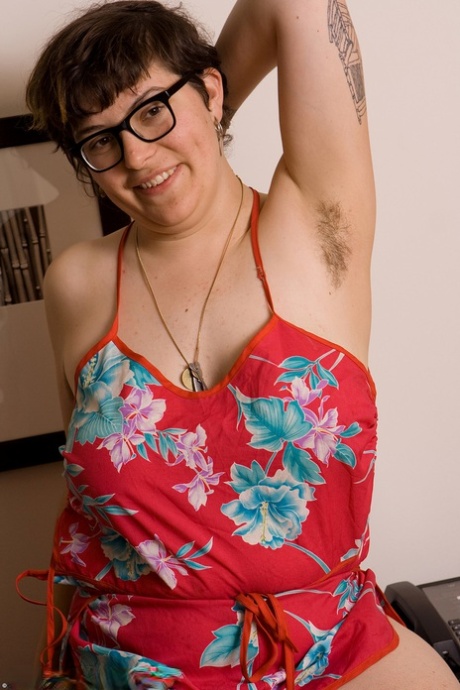 Hippie amateur Ester shows off her big natural tits & toys her hairy cunt