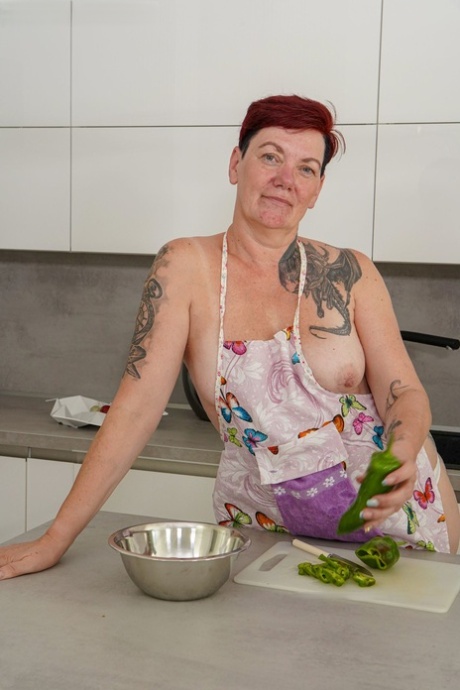Short-haired MILF Gia R inserts a green pepper into her tattooed pussy