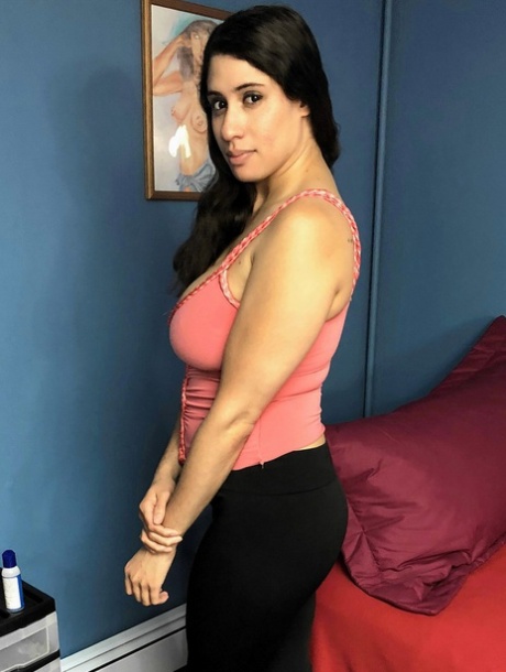 Curvy amateur Nicole Paris unleashes her big tits & fucks a banana