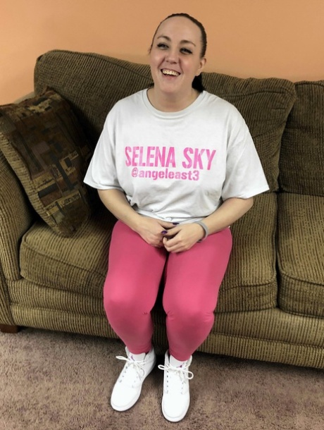 Fa housewife Selena Sky rips her leggings & toys herself in an amateur solo