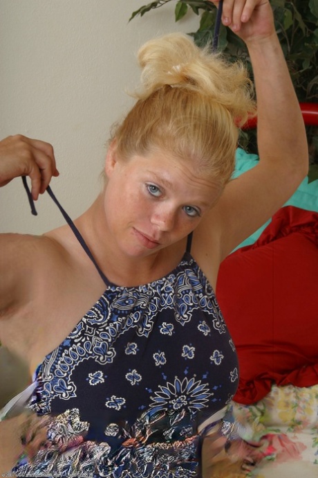 Chubby amateur babe Desaray rubs her big saggy tits and hairy pussy