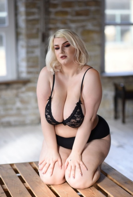 Chubby Hungarian Peaches goes topless and shows off her juicy melons
