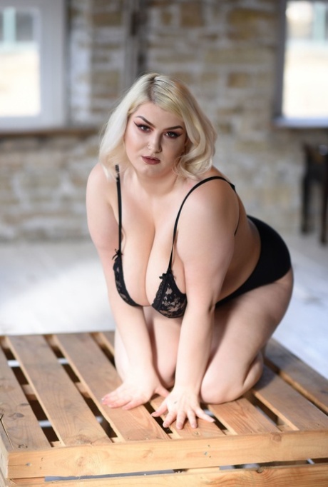 Chubby Hungarian Peaches goes topless and shows off her juicy melons