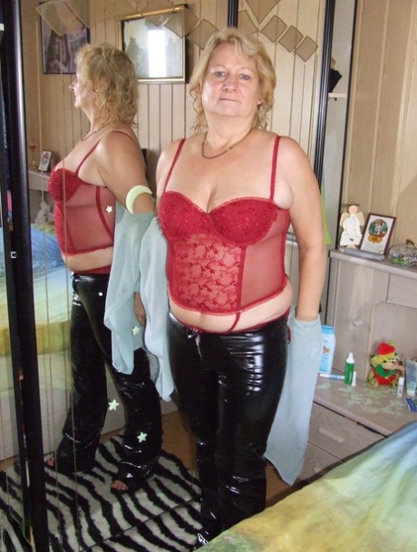 Chubby housewife Rosi strips naked while home alone to show her shaved pussy
