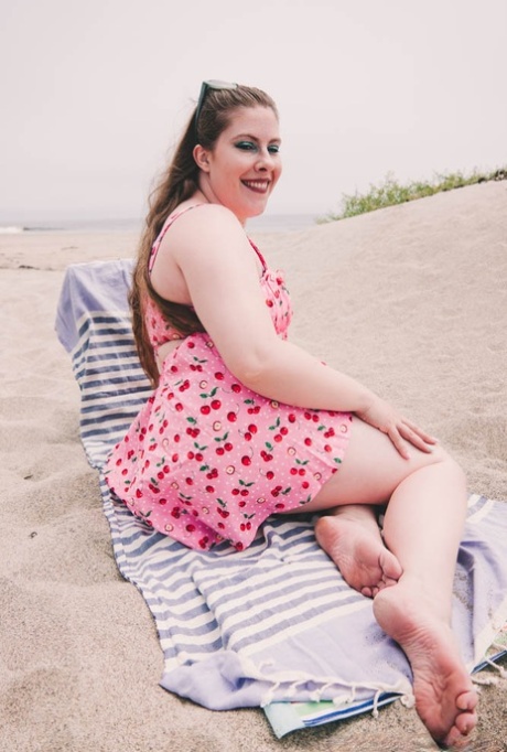 Beautiful chubby babe Lana Del Lust shows off her big booty outdoors