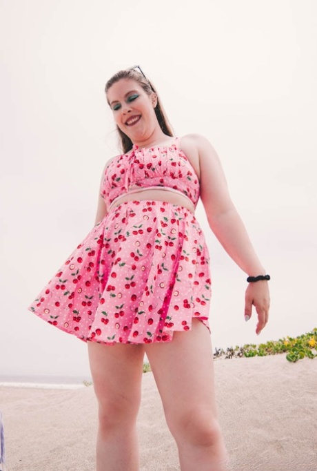 Beautiful chubby babe Lana Del Lust shows off her big booty outdoors