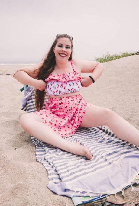 Beautiful chubby babe Lana Del Lust shows off her big booty outdoors