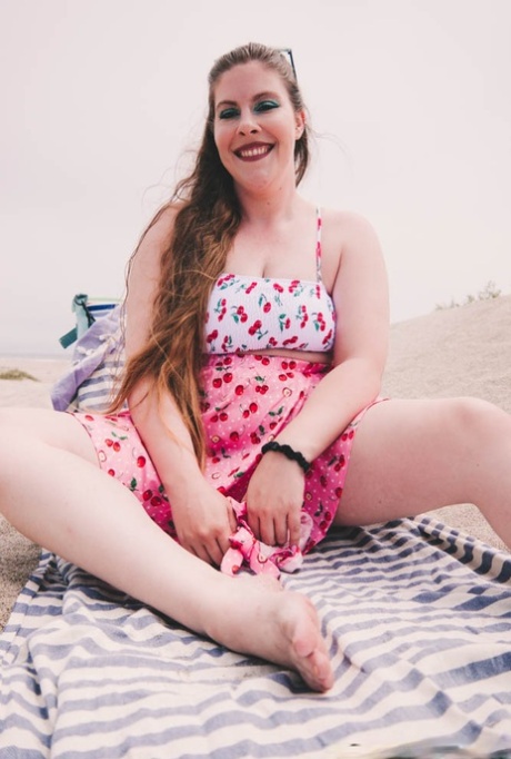 Beautiful chubby babe Lana Del Lust shows off her big booty outdoors