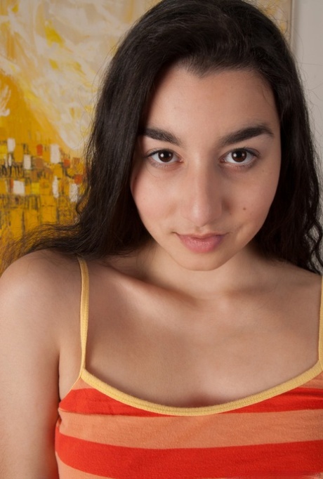 All-natural brunette Wara unveils her sexy body and super hairy crotch