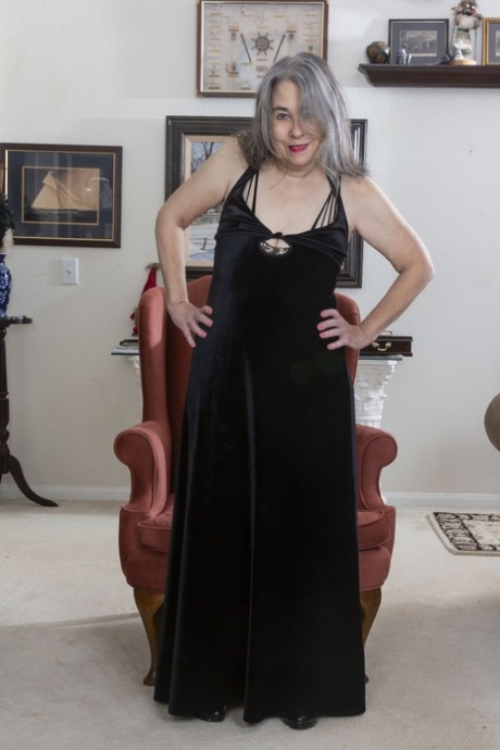 Chubby granny Jamie spreads her hairy pussy during a sexy striptease