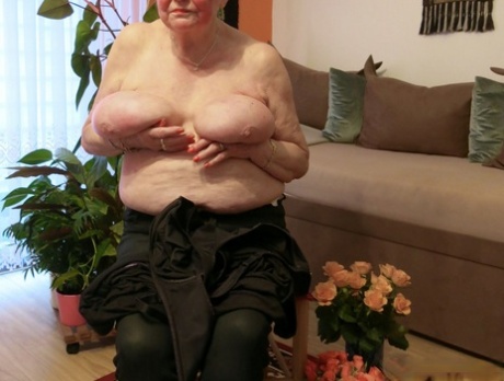 Short-haired granny Oma Geil strips and shows off her big saggy boobs