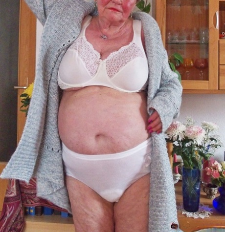 Short-haired granny Oma Geil strips and shows off her big saggy boobs