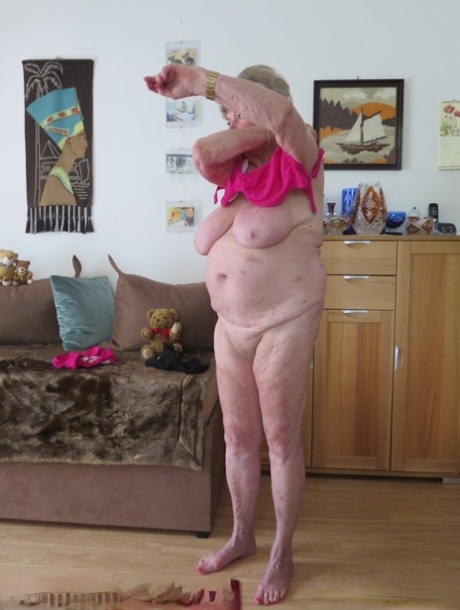 Short-haired granny Oma Geil strips and shows off her big saggy boobs