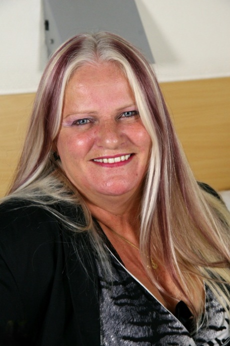 Kinky BBW granny Lizzy reveals her juggs and masturbates with a sex toy
