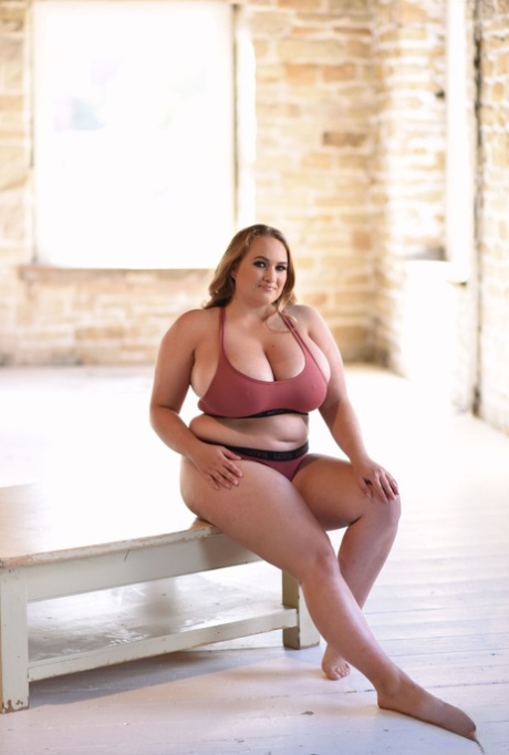 Hot fatty Sara Willis lets out her brilliant monster tits and poses topless